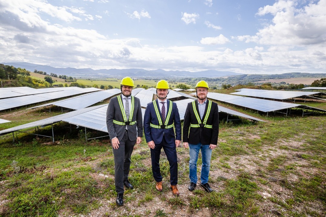 Obr. 1 (zľava) Michael Asamer – hlavný akcionár, ASAMER Baustoff Holding Wien GMbH & Co.KG, Ing. Martin Kebísek, MBA – predseda predstavenstva CEMMAC, Ing. Jaroslav Javorka – hlavný štátny radca odboru energetickej a surovinovej politiky na Ministerstve hospodárstva SR