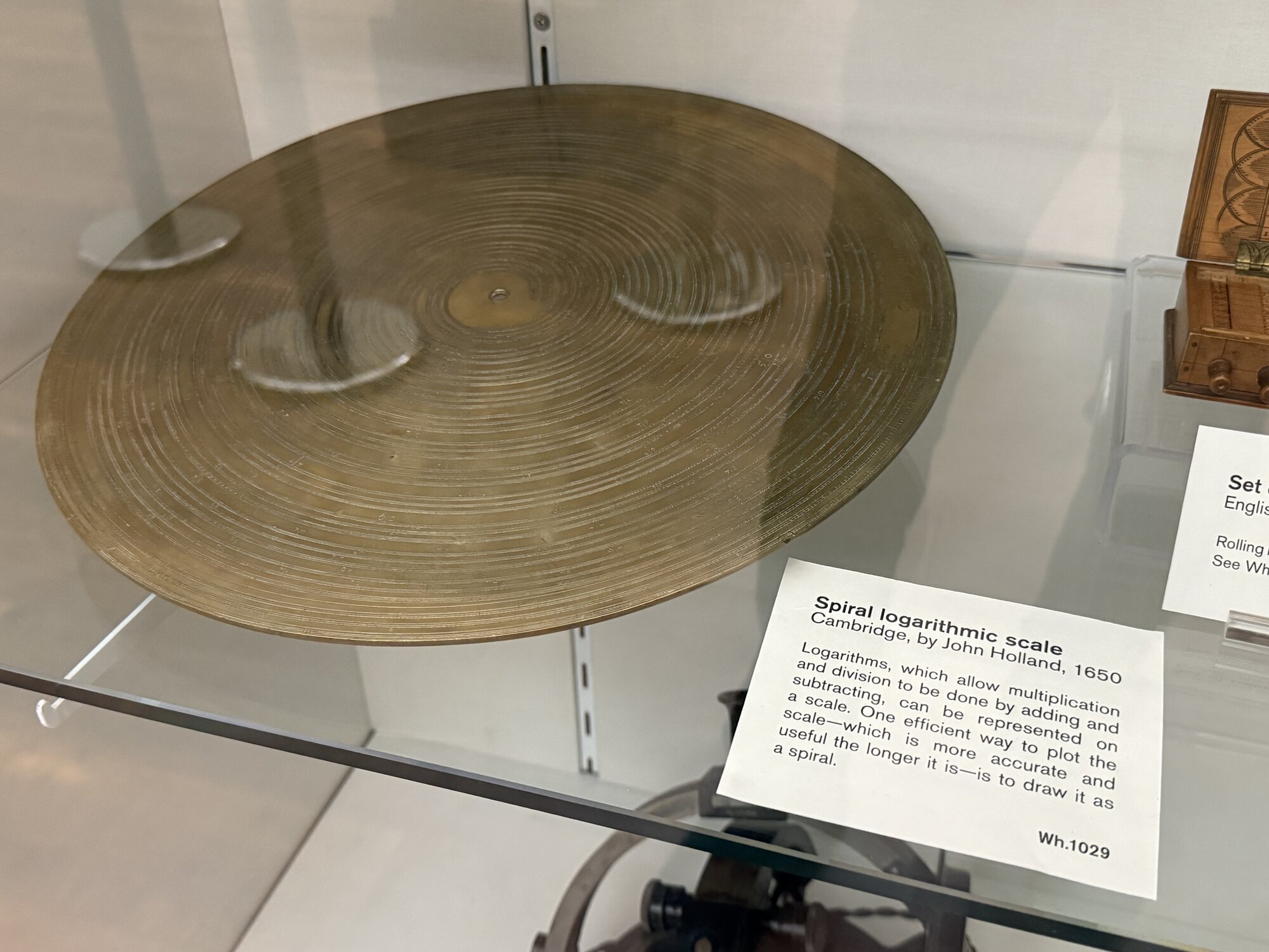 Obr. 2 Hollandova logaritmická špirála z roku 1650 (Wipple Museum of the History of Science, Cambridge)
