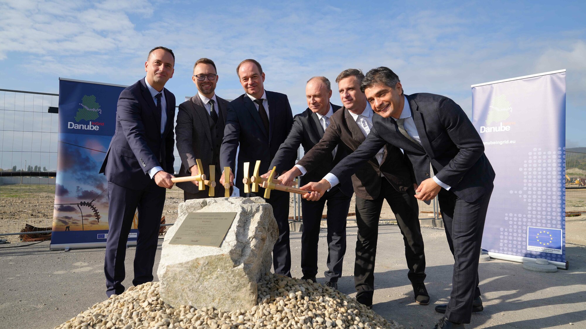 Obr. 2 Pri príležitosti začiatku výstavby elektrickej stanice 400/110 kV v bratislavských Vajnoroch zástupcovia našej spoločnosti, Ministerstva hospodárstva SR, obce Vajnory, Západoslovenskej distribučnej a maďarského prevádzkovateľa distribučnej sústavy EED poklepali v októbri tohto roka základný kameň stavby. (Na obrázku zľava doprava starosta Vajnôr M. Vlček, štátny tajomník MHSR S. Hodosy, predseda predstavenstva a generálny riaditeľ SEPS M. Magáth, podpredseda predstavenstva a vrchný riaditeľ SEPS M. Orešanský, zástupca spoločnosti EED A. Csank a zástupca spoločnosti ZSD T. Šipoš.