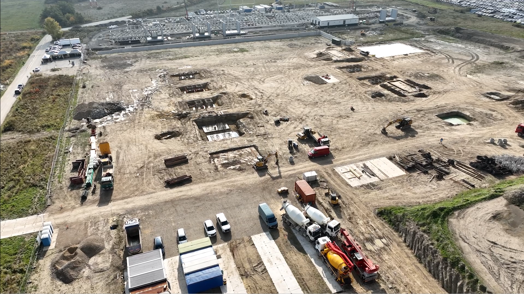 Obr. 3 Stavenisko na mieste budúcej elektrickej stanice vo Vajnoroch v októbri 2025