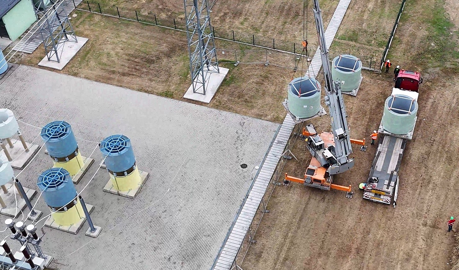 Obr. 4 Nové tlmivky dovezené v lete 2025 do elektrickej stanice Stupava