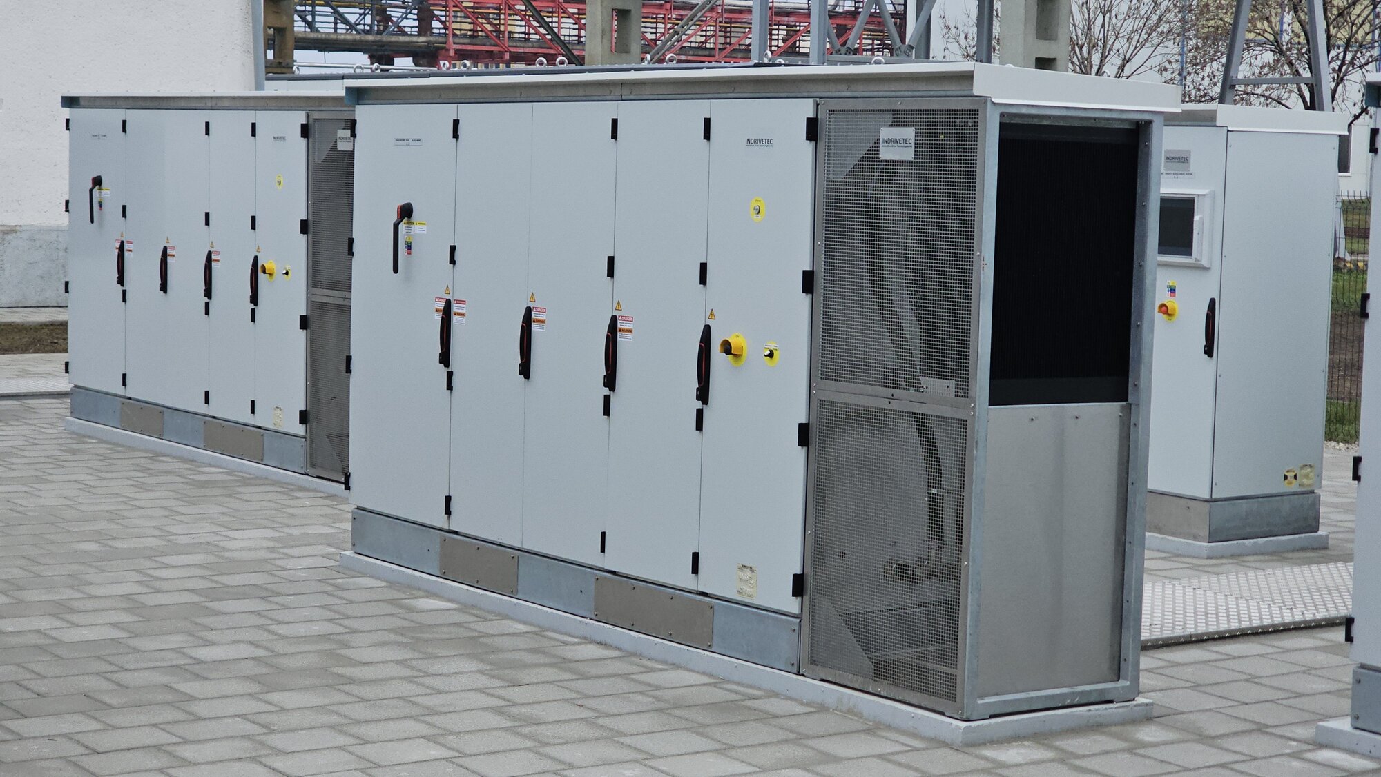 Obr. 2 Nové batériové úložisko predstavuje kľúčový technologický prvok, ktorý podniku umožňuje nielen optimalizovať vlastnú spotrebu, ale aktívne sa podieľať na primárnej regulácii vonkajšej nadradenej siete.