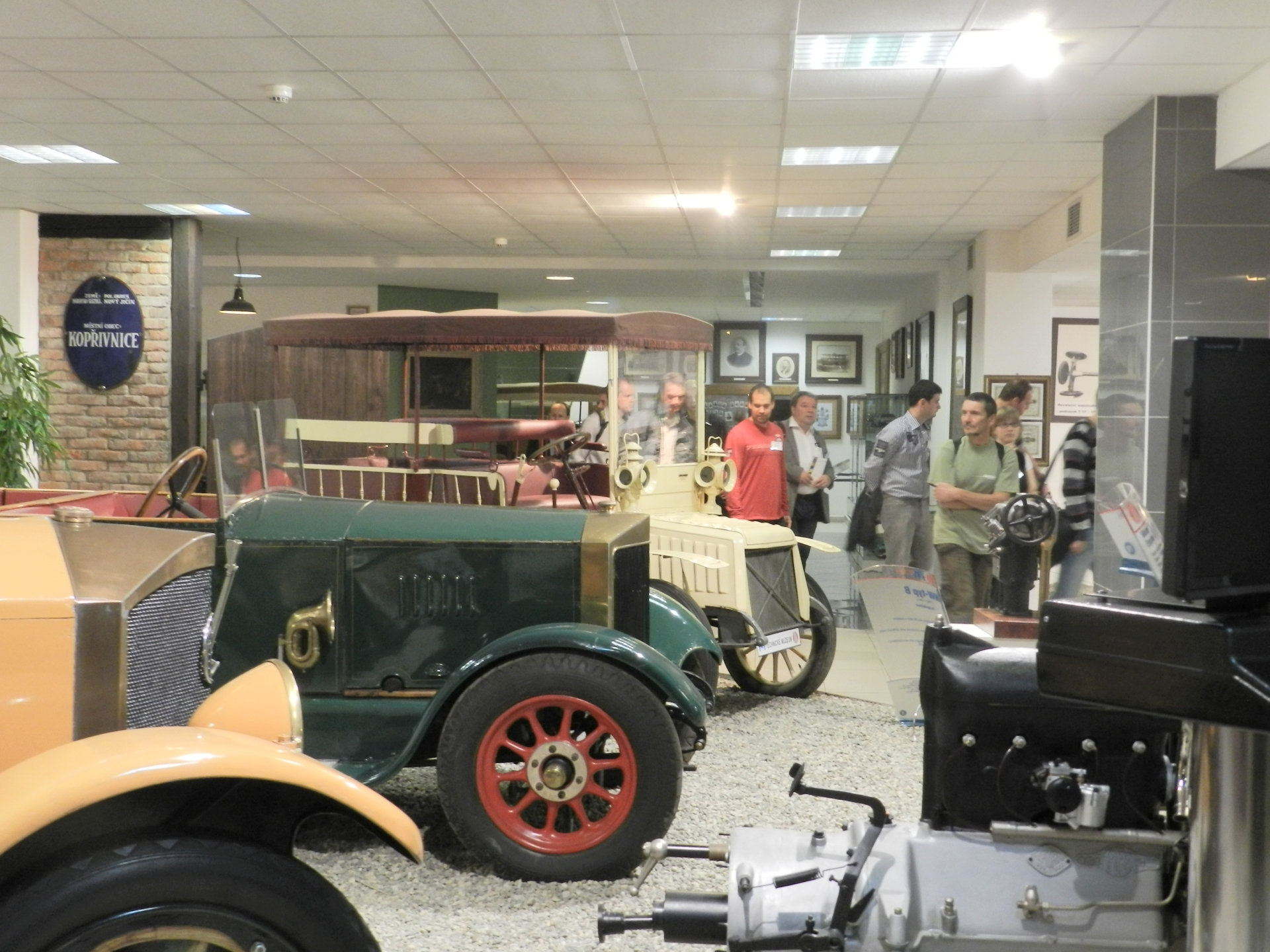 Obr. 3 Účastníci si mali možnosť pozrieť historické exponáry kopřivnickej Tatry