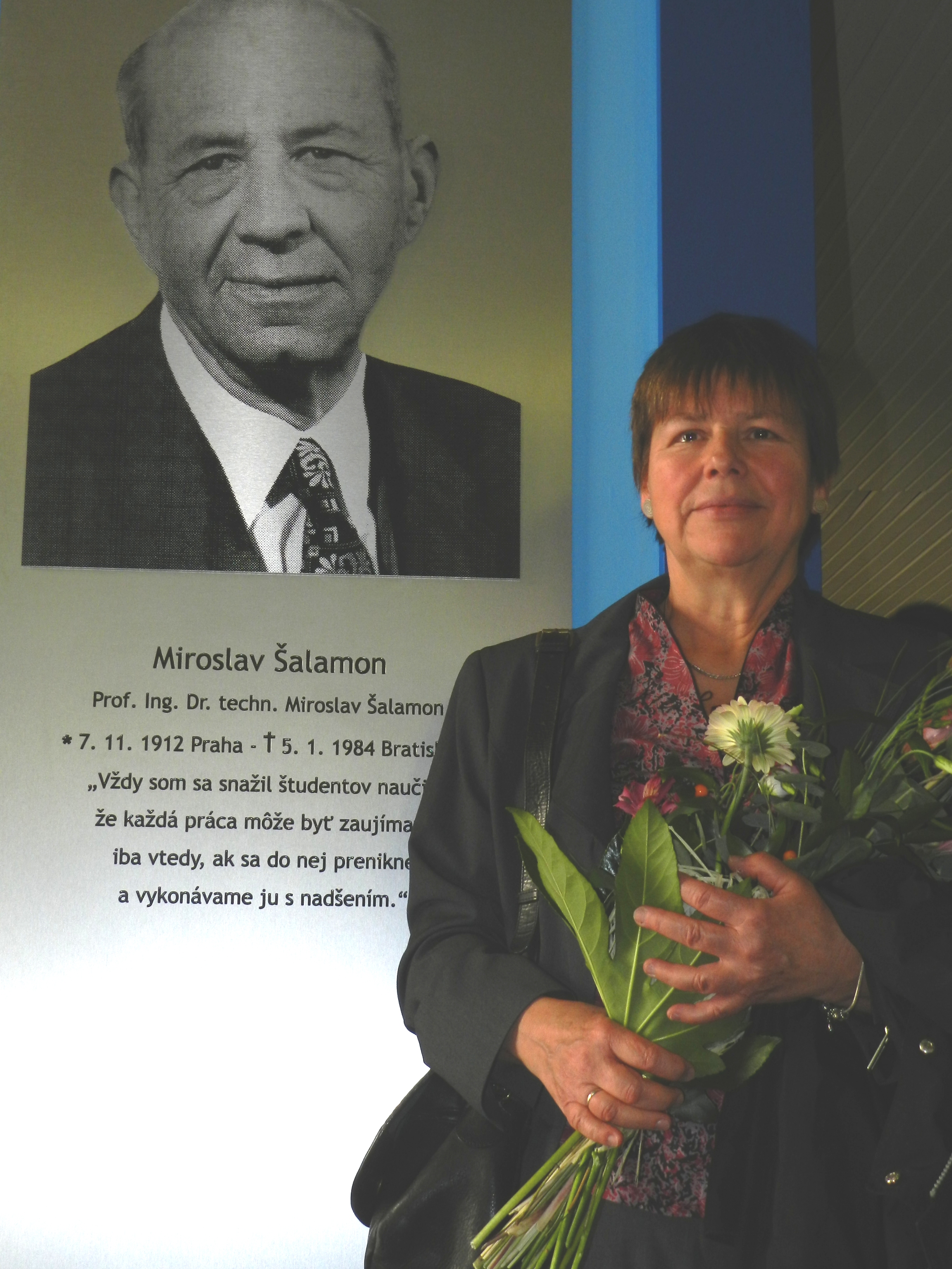 Jana Fisher, dcéra prof. M. Šalamona, pred pamätnou tabuľou na FEI STU v Bratislave