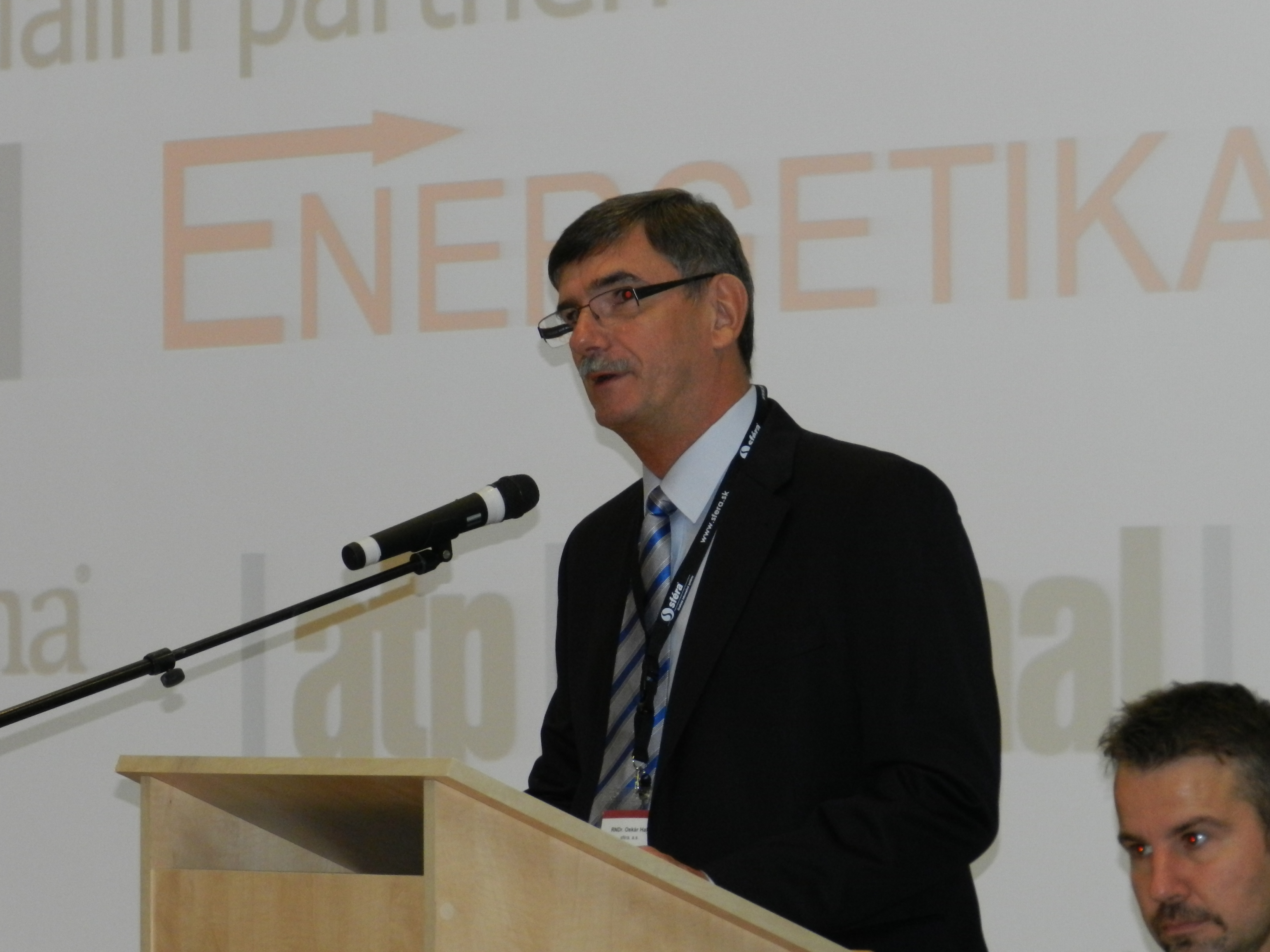 Obr. 1 RNDr. Oskár Halzl zo spoločnosti sféra, a.s., otvoril konferenciu