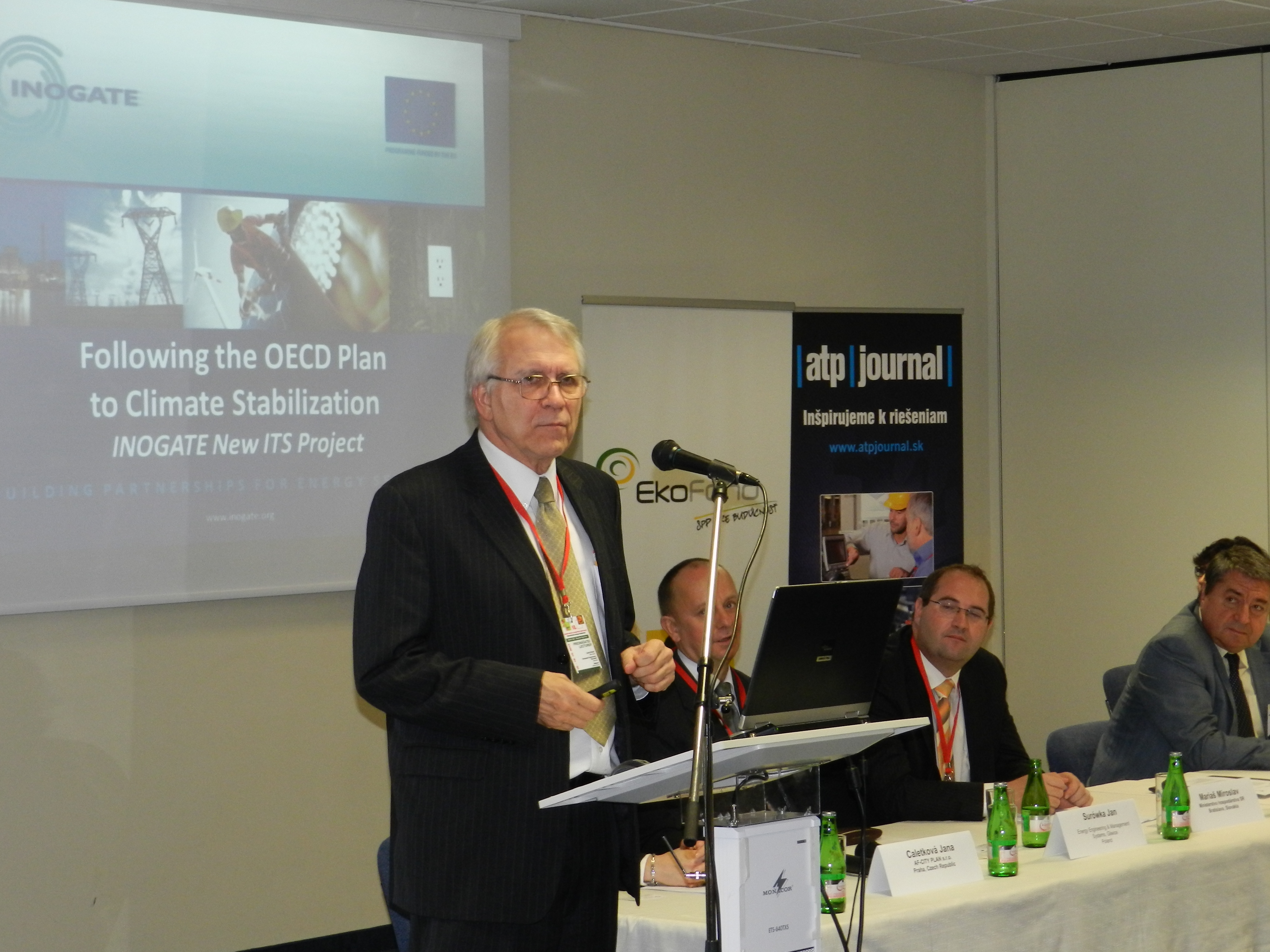 Obr. 2 Larry Good, zástupca európskej komiesie z Bruselu, prezentoval plnenie plánu OECD v oblasti znižovania uhlíkových emisií.