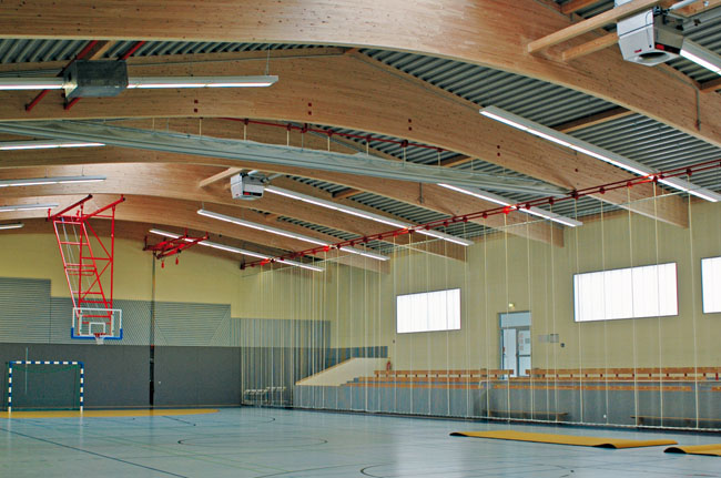 Obr. 1 Športová hala vykurovaná a vetraná decentrálnymi jednotkami (Goldbach, Thuringen)