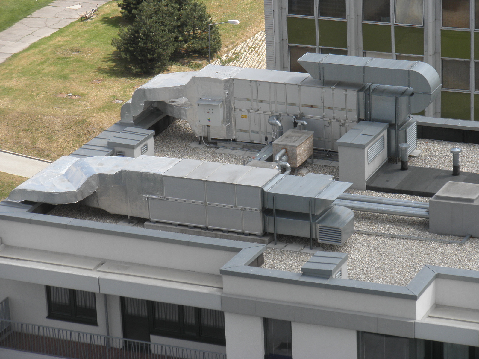 Obr. 7 Prvky vzduchotechniky inštalované na streche bez systému vyrovnania potenciálov