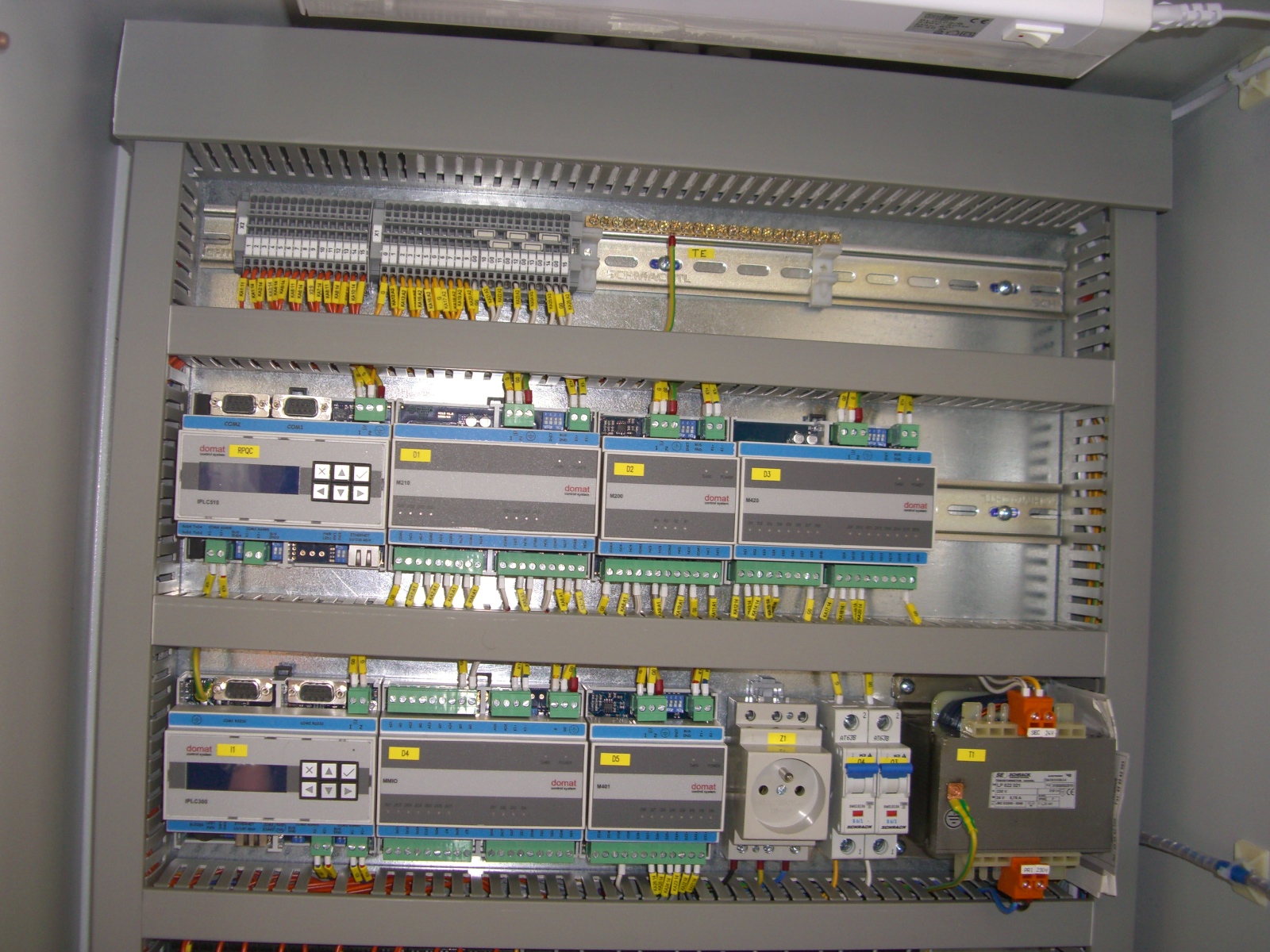 Obr. 5 V horní části u místa pro vstup kabelů do rozvaděče připravená svorkovnice TE (vpravo od svorek)