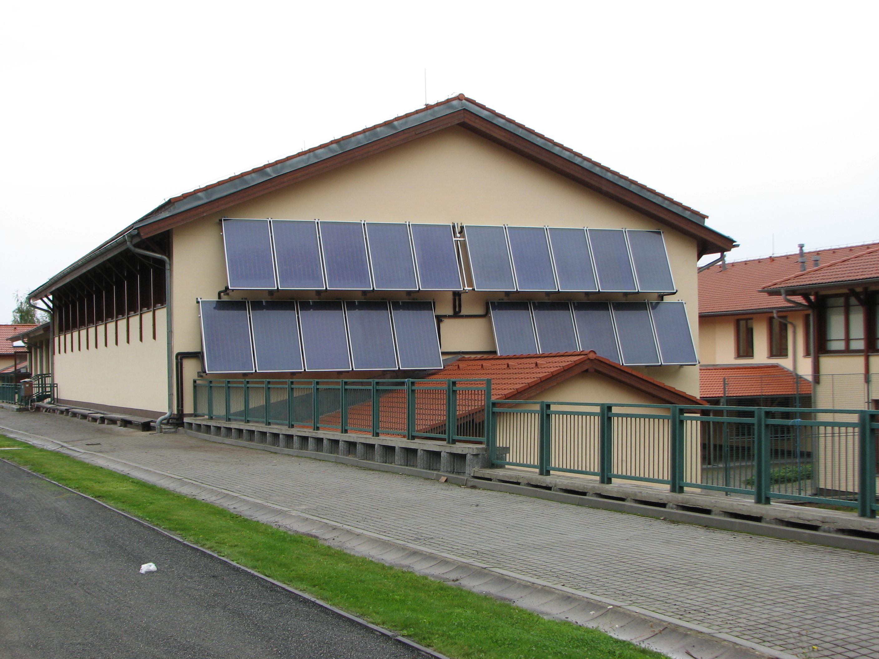 Vzájemná kombinace tepelných čerpadel a solární soustavy v městysi Lukavec