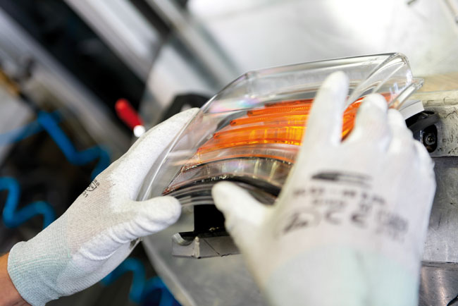 Automatizované systémy vyrobia svetlomet z plastovej granuly