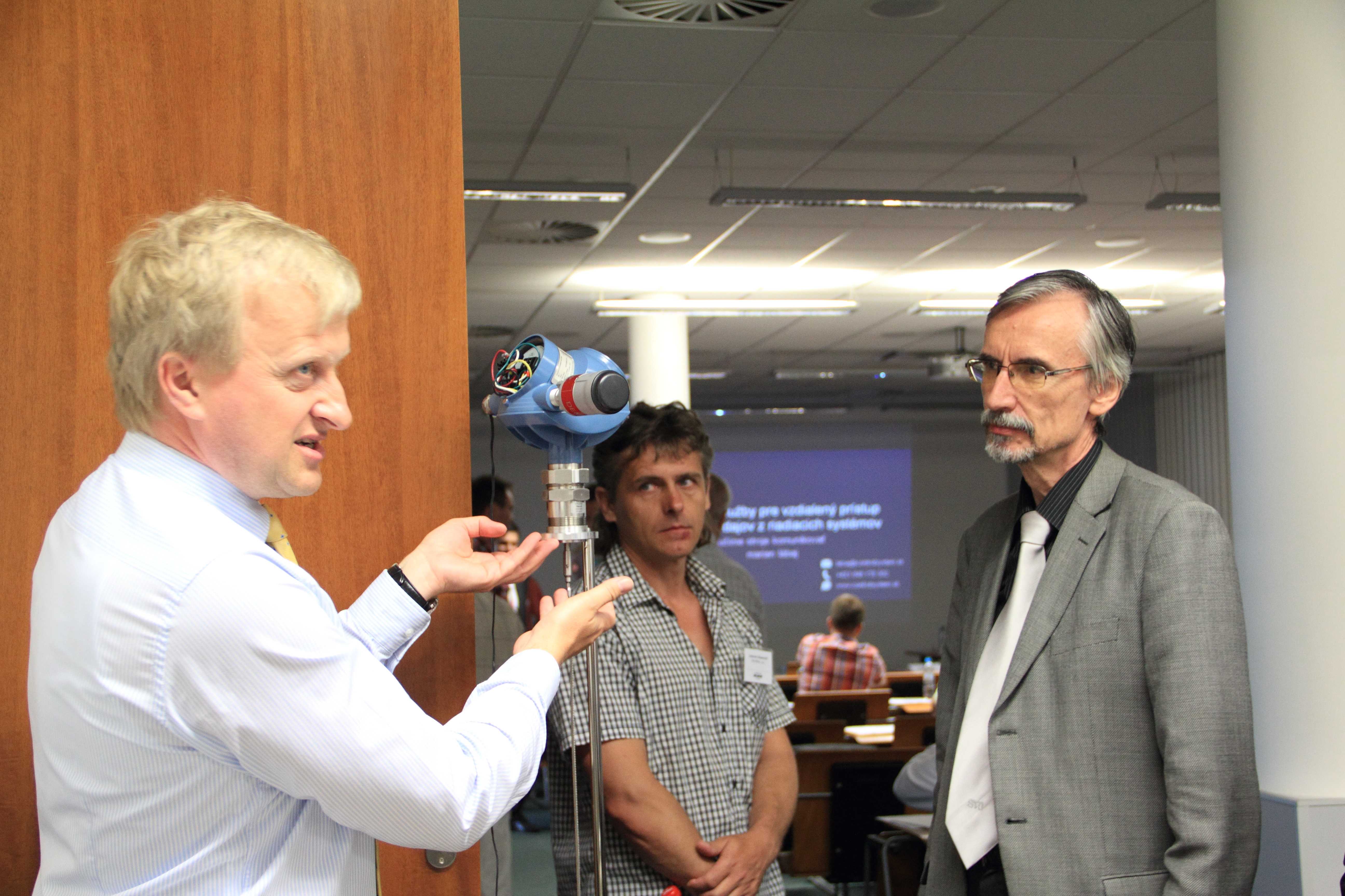 Hans-Juergen Boeck (vľavo) a Ing. Petrovi Kukučovi, CSc., MIET (vpravo)